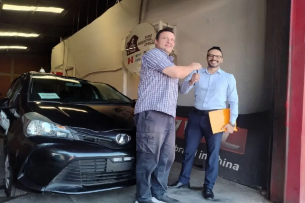 Diego renueva su confianza con un Toyota Vitz 2015 importado por Grupo Once Once