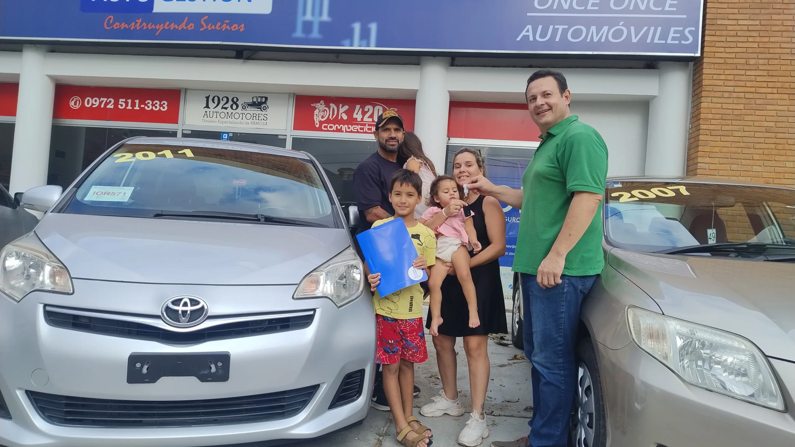 Marian eligió su Toyota Ractis gris con Grupo Once Once: una entrega en familia