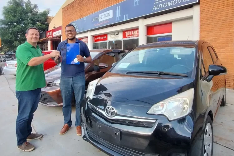 Juanchi volvió a elegirnos: su segundo auto importado es un Toyota Ractis negro